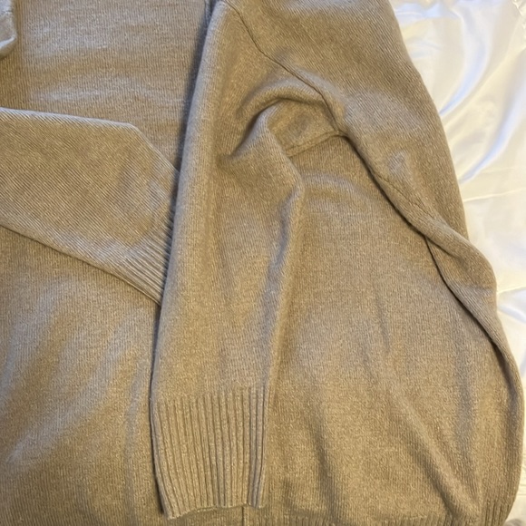 Sweater this is a tan color. It’s very soft size generous size medium - Picture 5 of 7